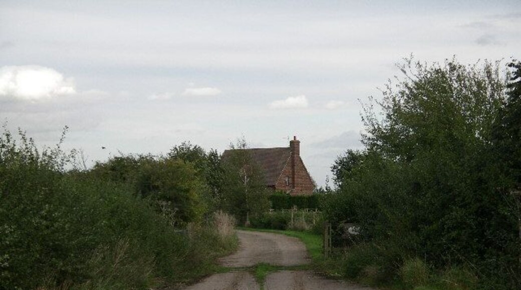 New Manor Farm. Looking east from Longworth Road.