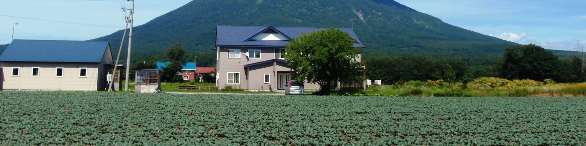 まっかりユースホステル、バックは羊蹄山。