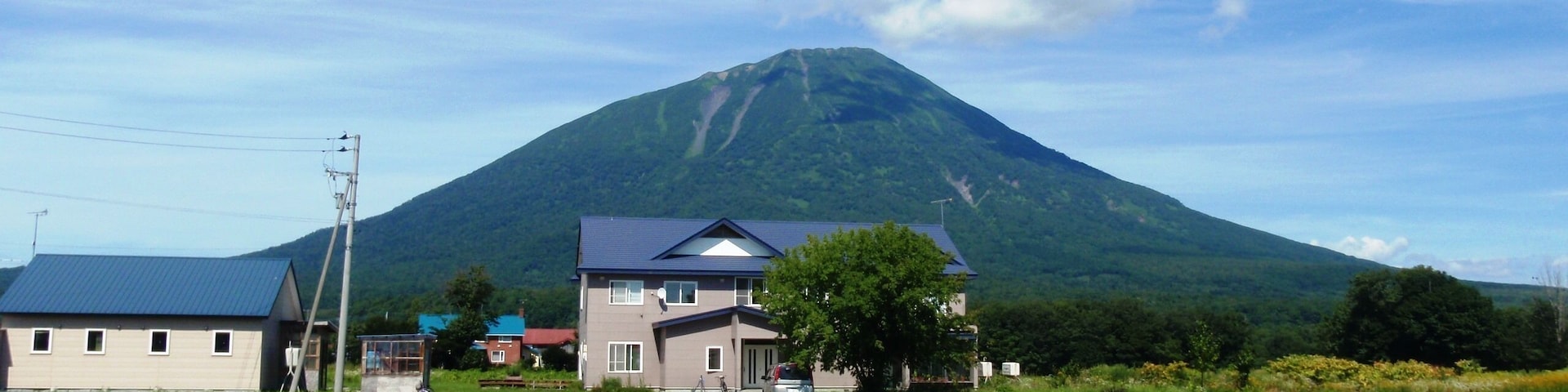 まっかりユースホステル、バックは羊蹄山。