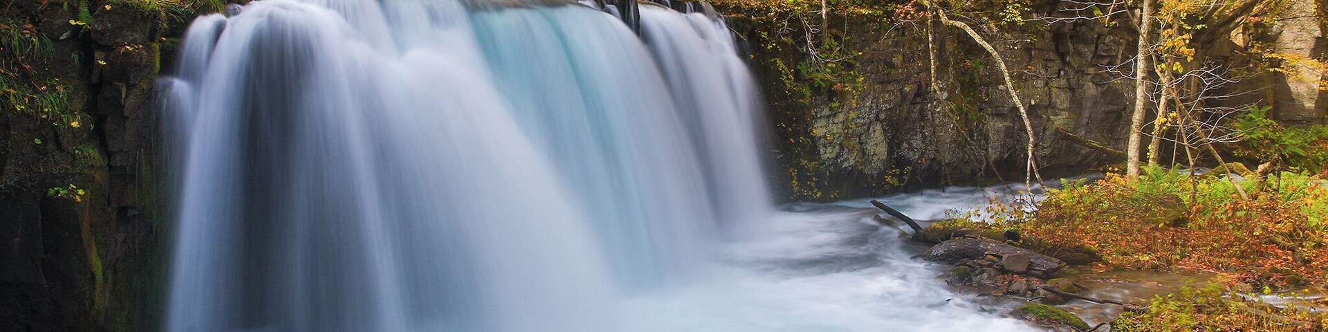 This is the biggest waterfall in the Oirase Stream. In Autumn, the stream is surrounded by autumn leaves which looks very beautiful.