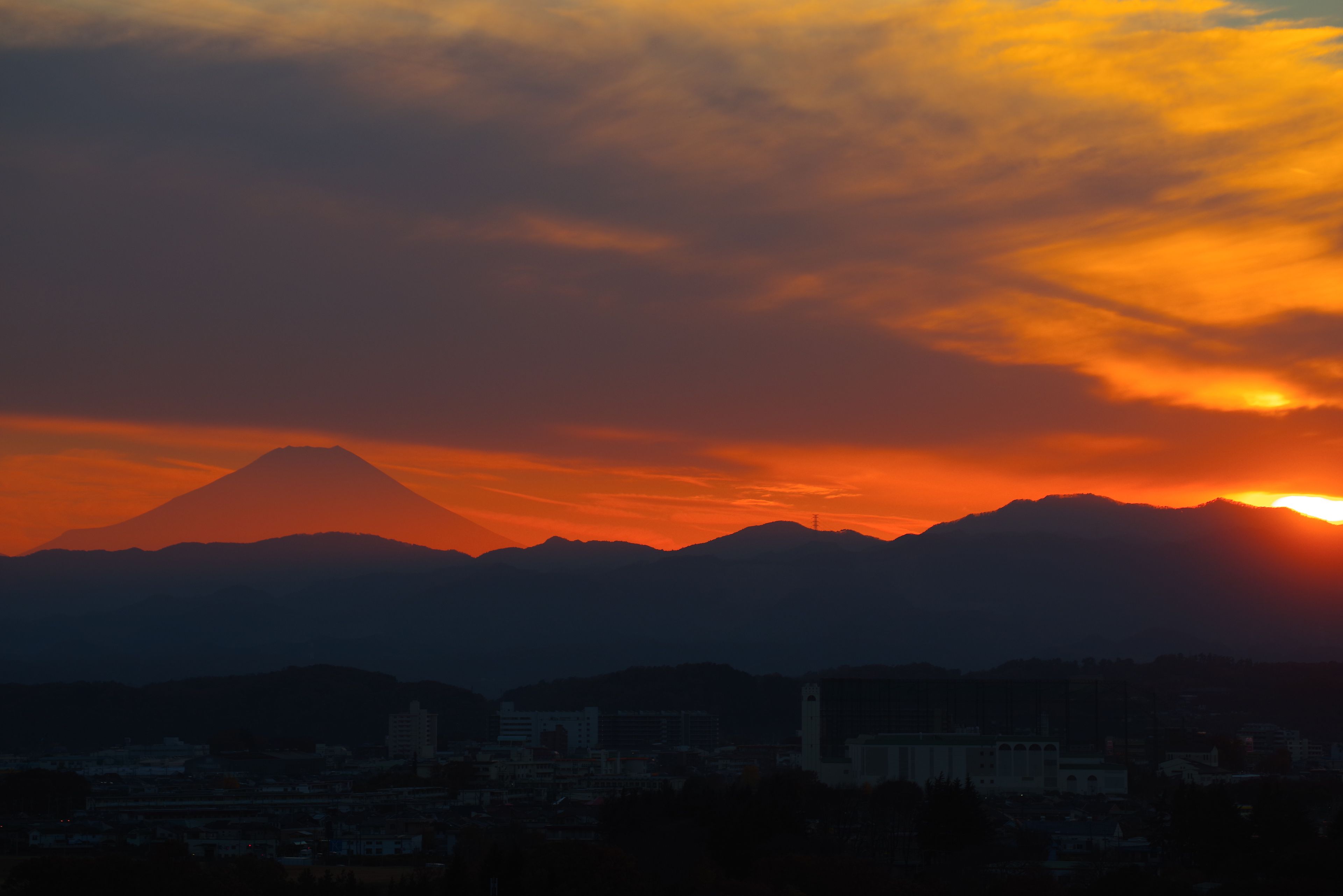 瑞穂町から望む夕暮れの富士山