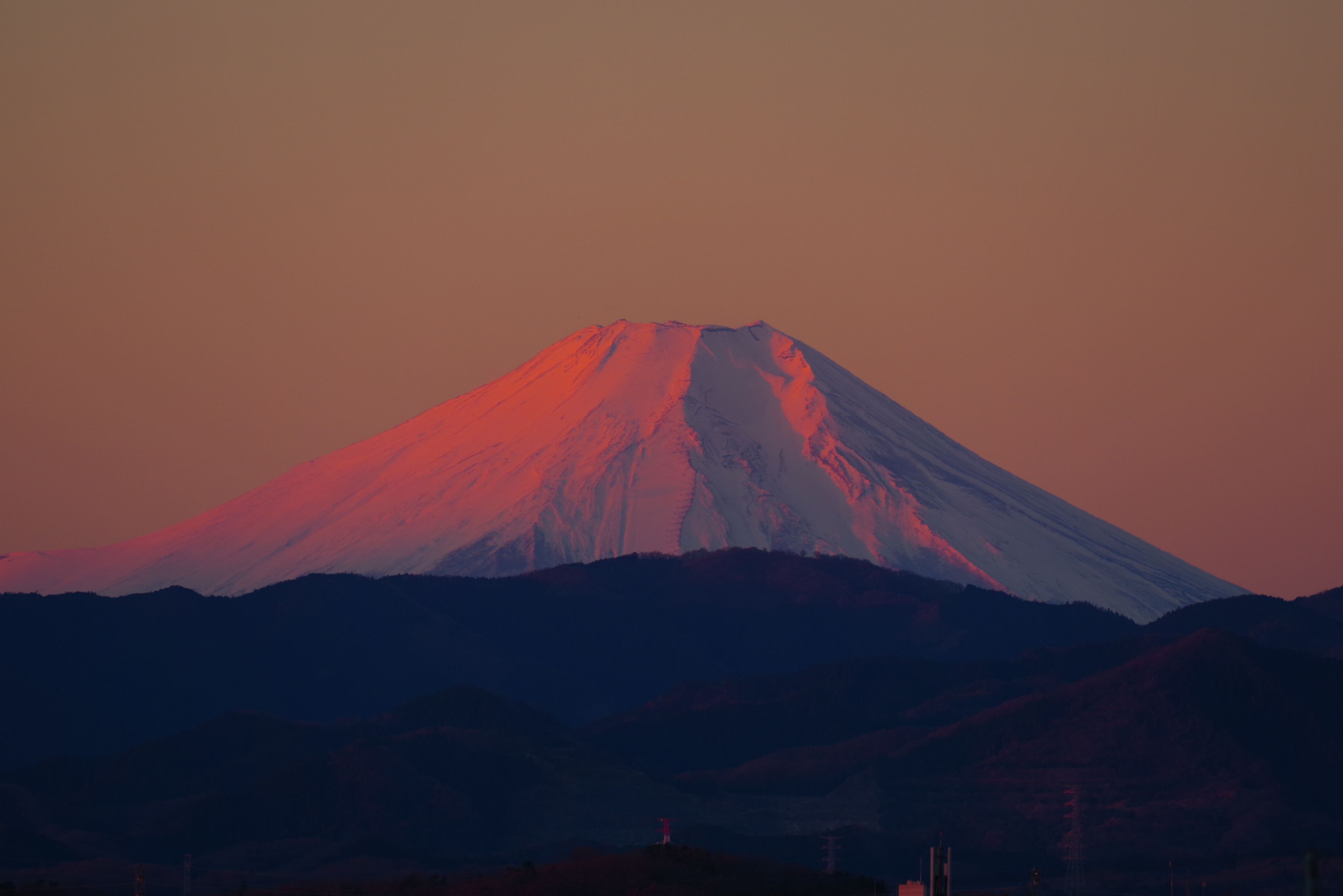 瑞穂町から望む早朝の赤富士