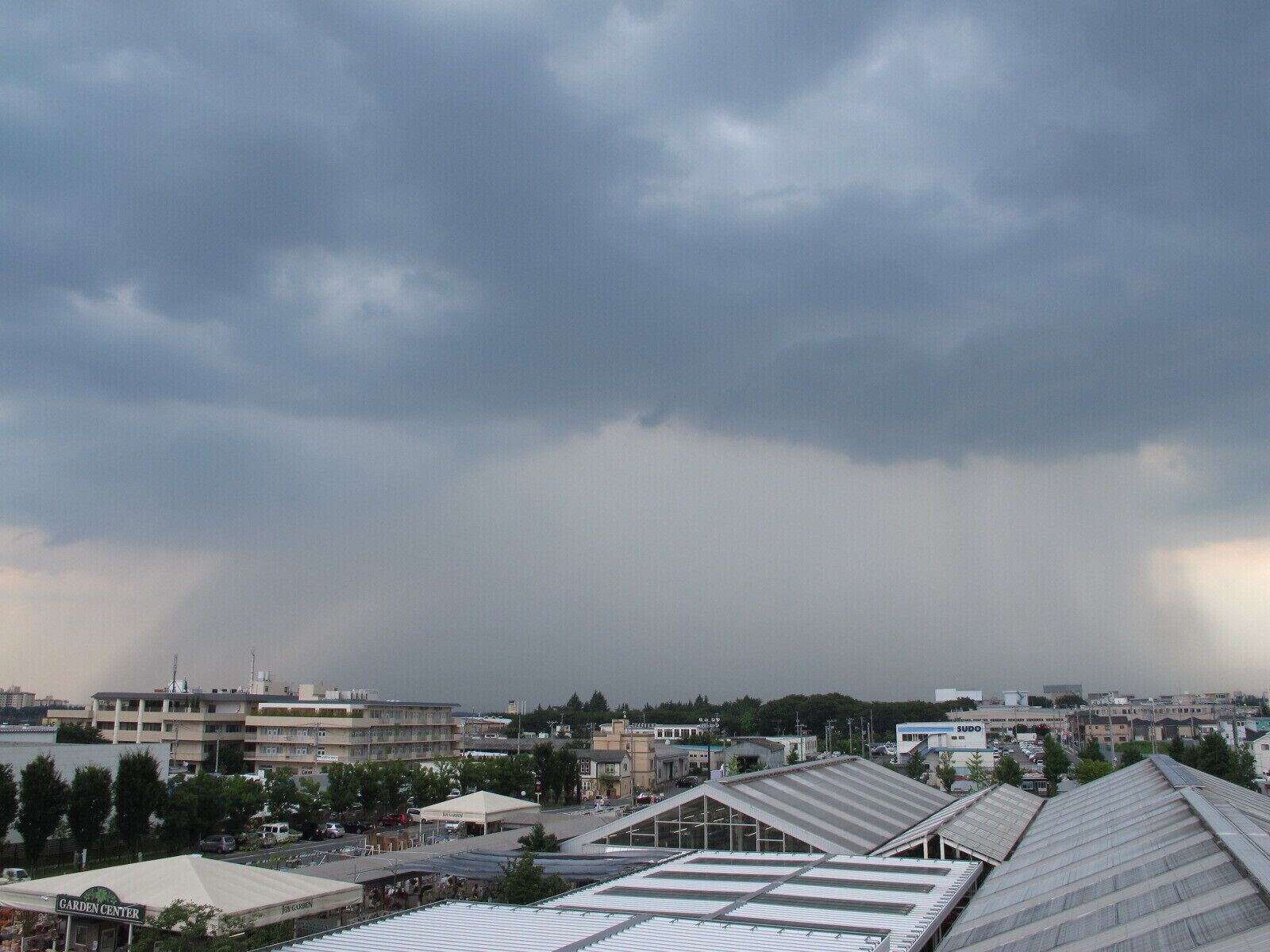Un paisaje urbano con cielo nublado y una tormenta acercándose.