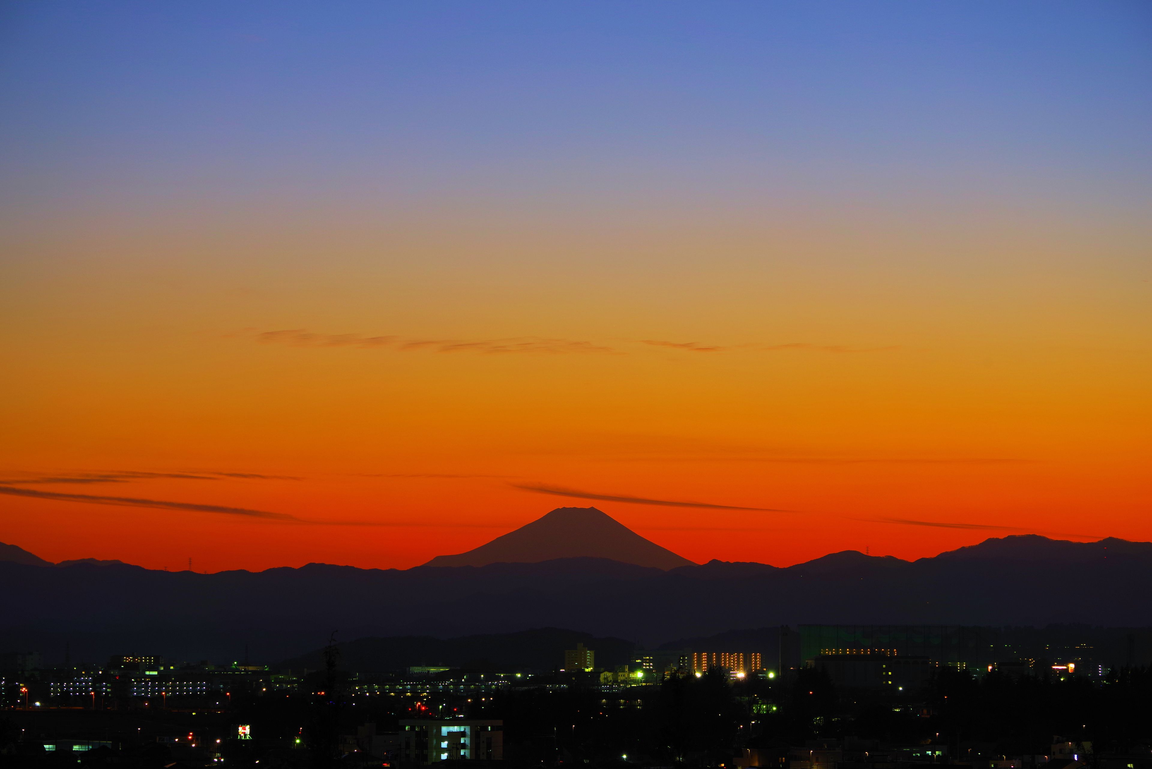 瑞穂町から望む夕暮れの富士山
