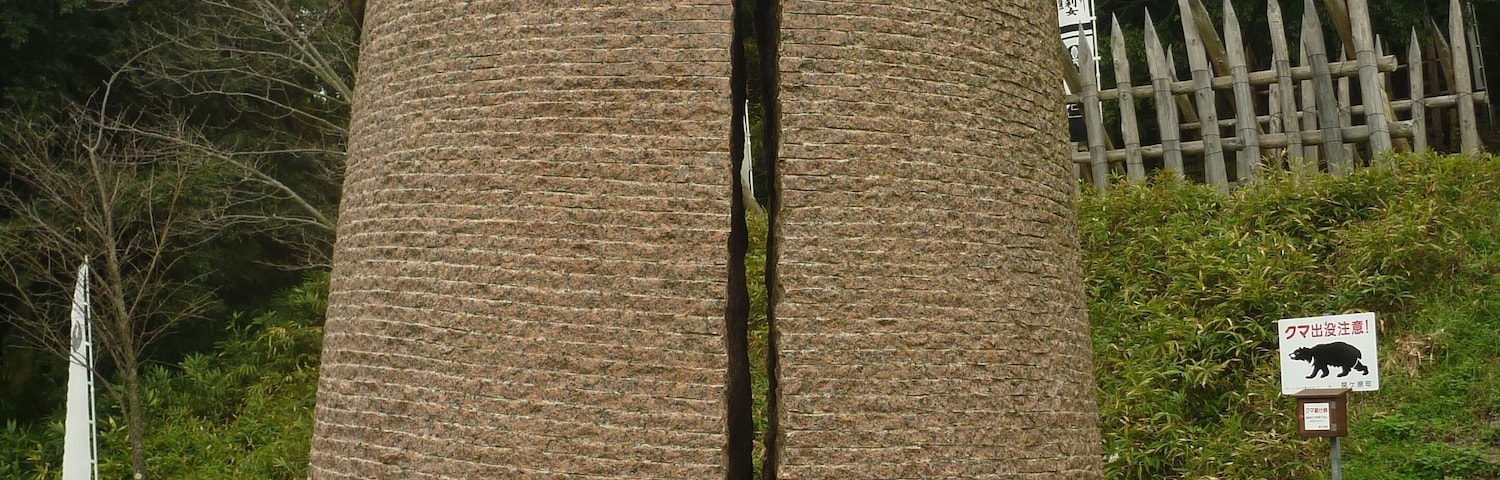 Uma grande estátua de pedra de um urso com um buraco no peito.