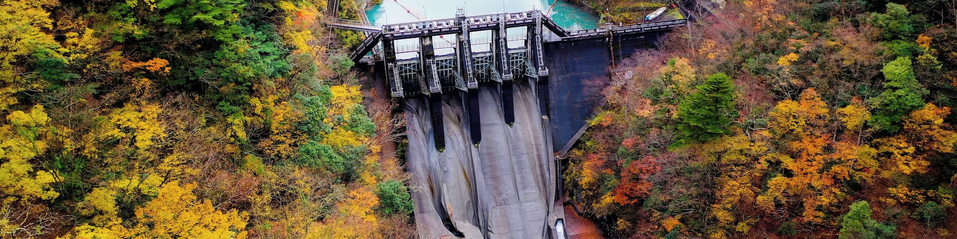 This dam is beside the famous Yume no Tsuribashi suspension bridge. In early morning, the tiffany blue coloured river and the autumn leaves around created a beautiful picture.