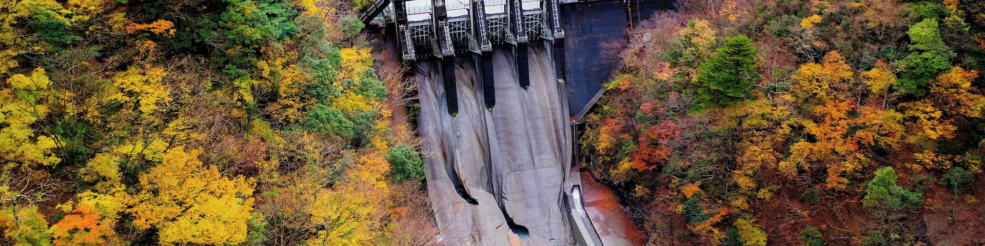 This dam is beside the famous Yume no Tsuribashi suspension bridge. In early morning, the tiffany blue coloured river and the autumn leaves around created a beautiful picture.
