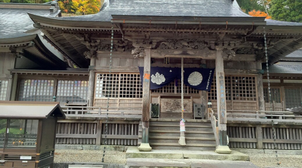 Shōsan-ji is a Buddhist temple the 12th Fudasho on the Shikoku Pilgrimage to 88 Holy Sites in Kamiyama, Tokushima, Japan.
Must be very climb the narrow mountain road width. Elevation is approximately seems 900 meters.
When I arrived, unfortunately light rain was falling.
Autumn leaves is very beautiful temple now.