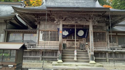 Shōsan-ji is a Buddhist temple the 12th Fudasho on the Shikoku Pilgrimage to 88 Holy Sites in Kamiyama, Tokushima, Japan.
Must be very climb the narrow mountain road width. Elevation is approximately seems 900 meters.
When I arrived, unfortunately light rain was falling.
Autumn leaves is very beautiful temple now.