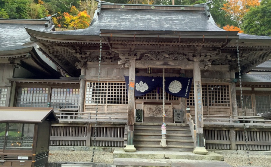 Shōsan-ji is a Buddhist temple the 12th Fudasho on the Shikoku Pilgrimage to 88 Holy Sites in Kamiyama, Tokushima, Japan.
Must be very climb the narrow mountain road width. Elevation is approximately seems 900 meters.
When I arrived, unfortunately light rain was falling.
Autumn leaves is very beautiful temple now.