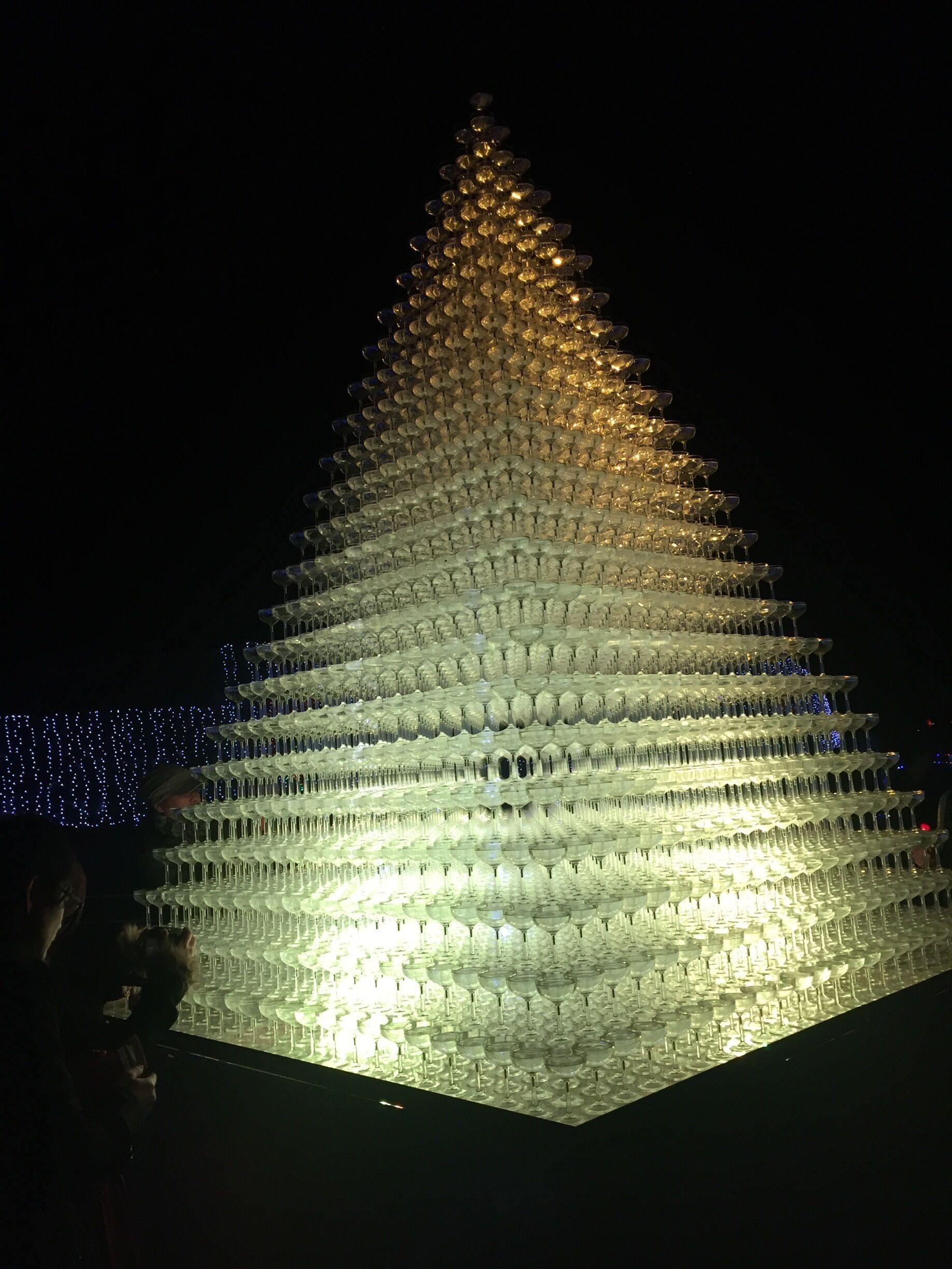 At this time of year, there are grand illuminations all around Japan. Here are some wine glasses, filled with water, arranged as a glowing Christmas tree 