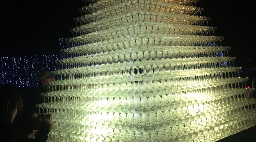 At this time of year, there are grand illuminations all around Japan. Here are some wine glasses, filled with water, arranged as a glowing Christmas tree