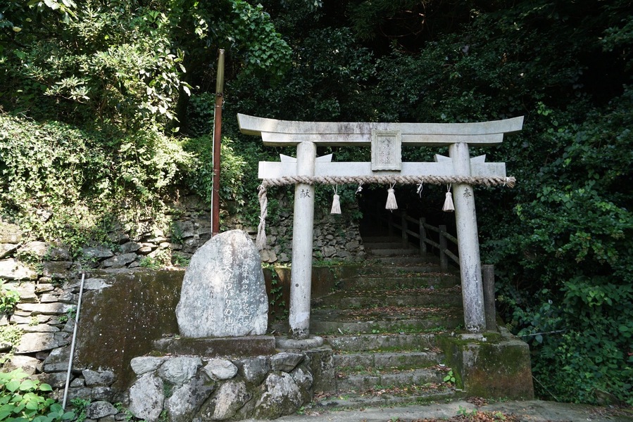 Legend of ancient Emperor Antoku, Kawauchi, Ikata-cho, Ehime
After the battle of Genpei War (1180-85), the Taira clan was routed to the west along the Inland Sea from Kyoto with the young emperor Antoku. This small village has a legend of escaped Taira clan and lived in seclusion around there. According to the ancient folklore in the local history, the shrine is dedicated to the Emeror Antoku.