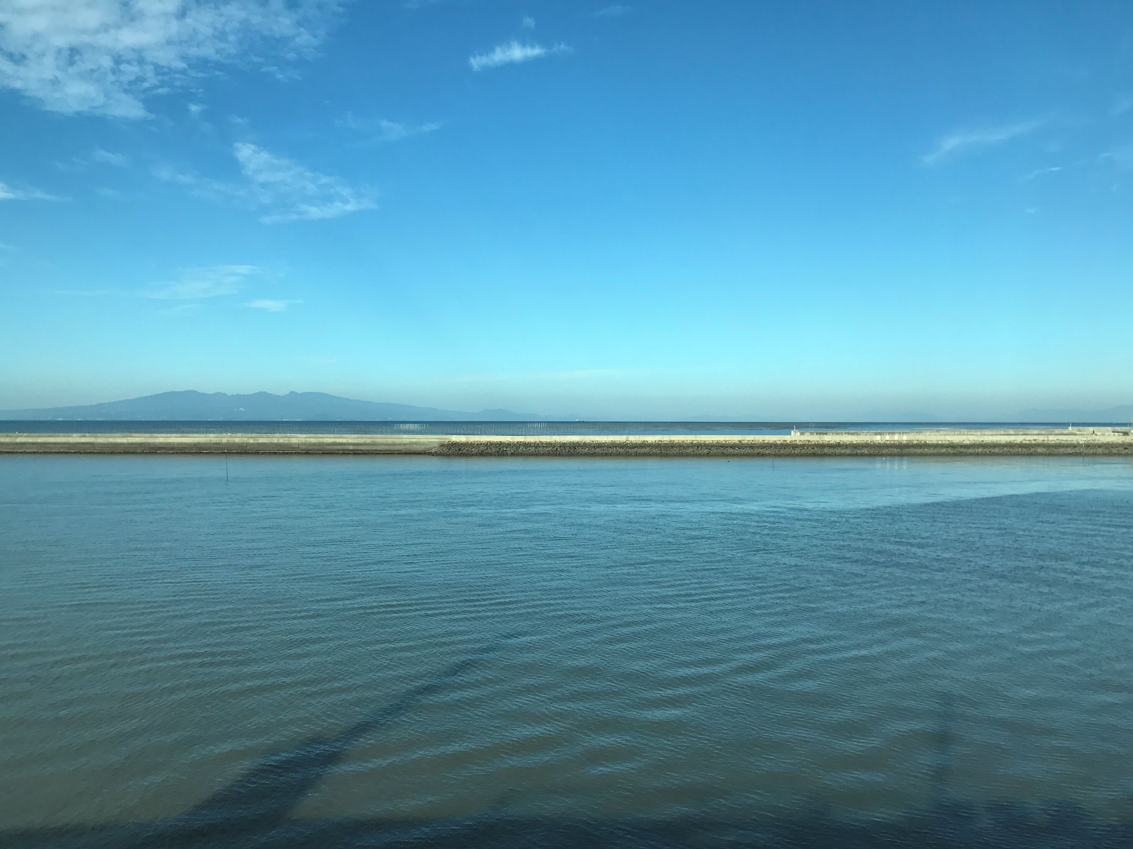 長洲港内の有明フェリーより望む有明海と多良岳
