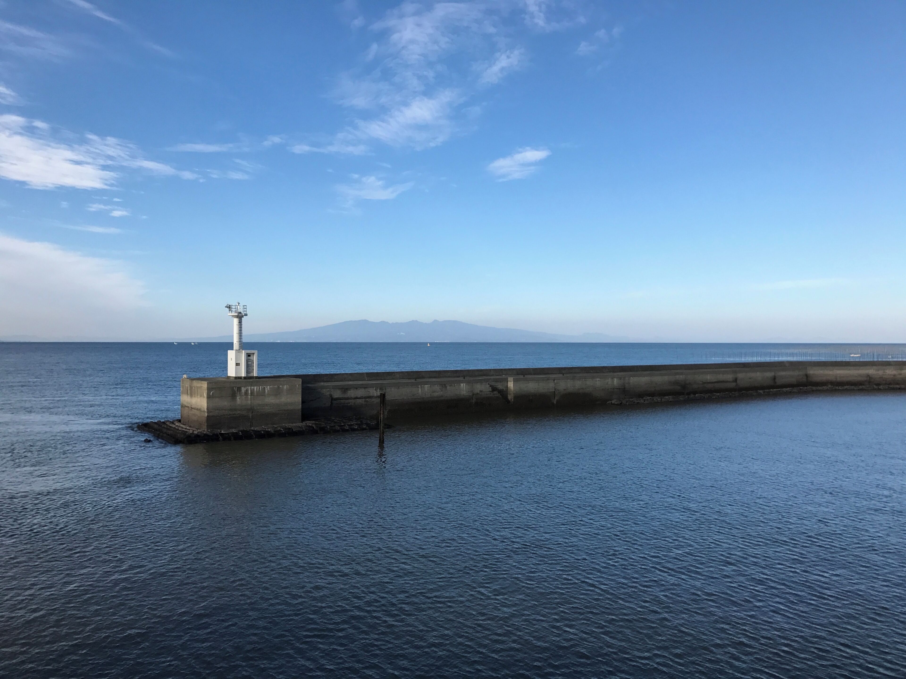 長洲港内の有明フェリーより望む多良岳
