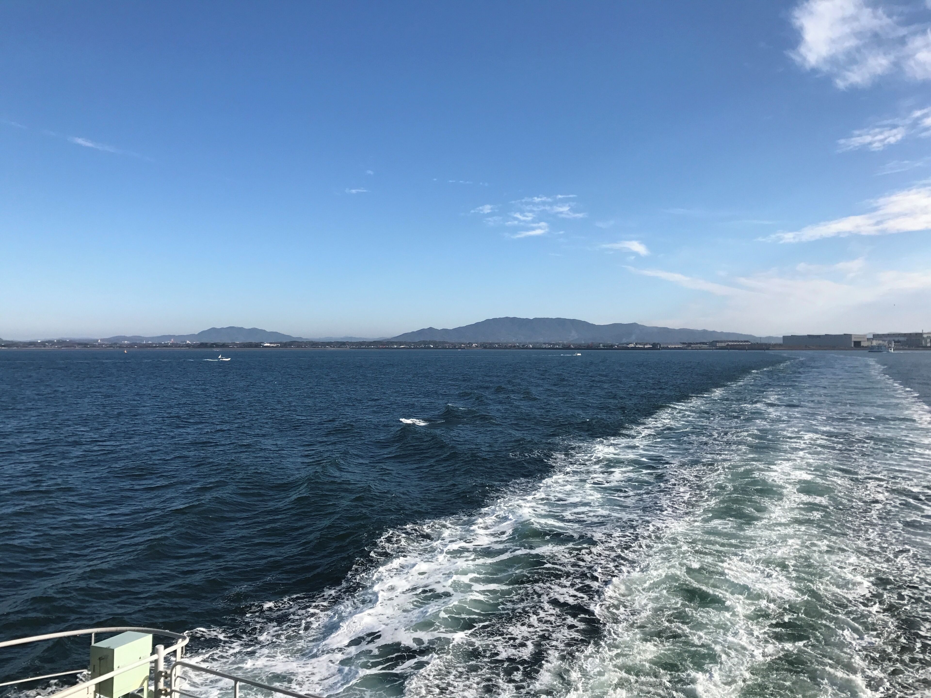 有明フェリーより望む三池山と小岱山