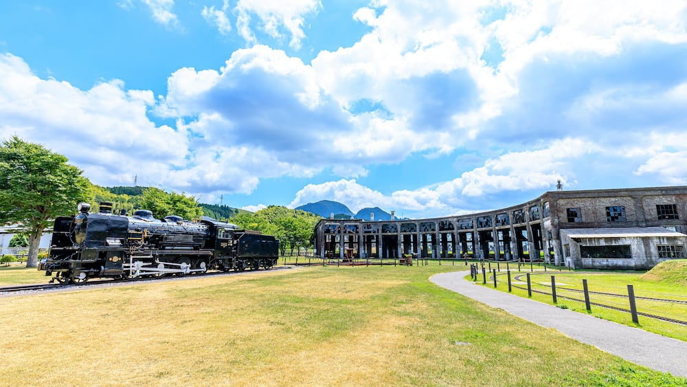 夏の旧豊後森機関庫と蒸気機関車 大分県玖珠郡 Former Bungomori locomotive storehouse in summer and steam locomotive. Ooita-ken Kusu-gun.