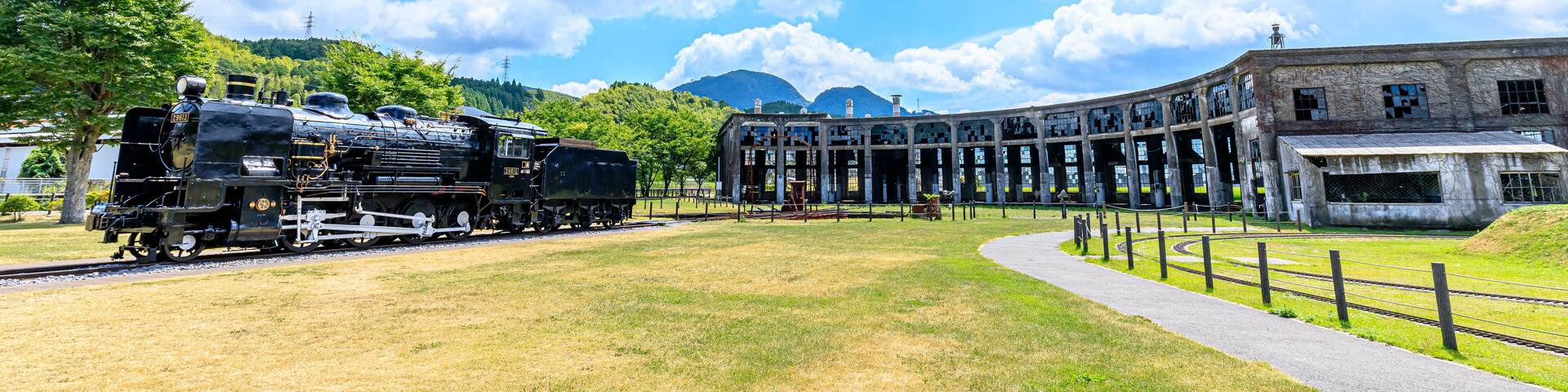 夏の旧豊後森機関庫と蒸気機関車 大分県玖珠郡 Former Bungomori locomotive storehouse in summer and steam locomotive. Ooita-ken Kusu-gun.