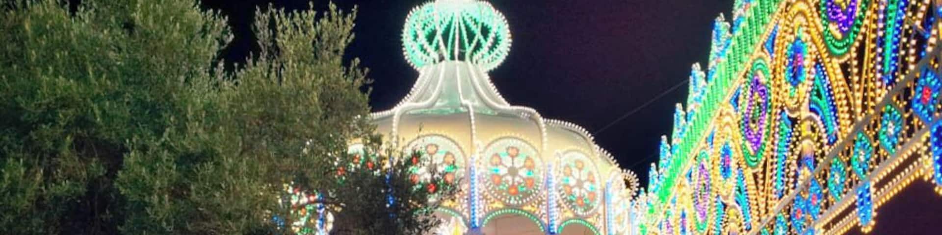 Everyone knows the Salento for the beauty of its beaches and its postcard views, for the goodness of local cuisine and the charm of its many traditions.
But few may know that in the Salento is also famous for many other aspects that are revealed to visitors especially during the many patronal feasts spread inland of the peninsula.
We are talking about the incredible play of light illuminations, also called villas: these little colored lights that go to cover entire buildings such as waterfalls, churches, streets and squares, forming sets only ones able to keep his eyes upwards everyone, from the largest to the smallest.
An idea as simple as charming, able to walk the visitor through alleys and streets amid an almost surreal, magical, surrounded by the sounds and smells of these traditional festivals.