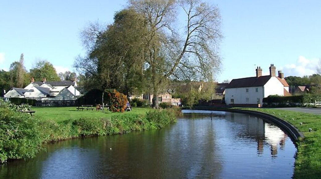 Staffordshire and Worcestershire Canal approaching Kinver Lock Never mind the accompanying OS 1:50000 map; expect just a single lock by Kinfare Bridge!