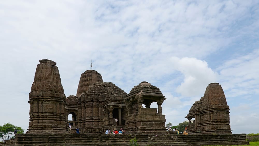 Un vaste complexe de temples anciens, doté de nombreuses tours et de sculptures complexes.