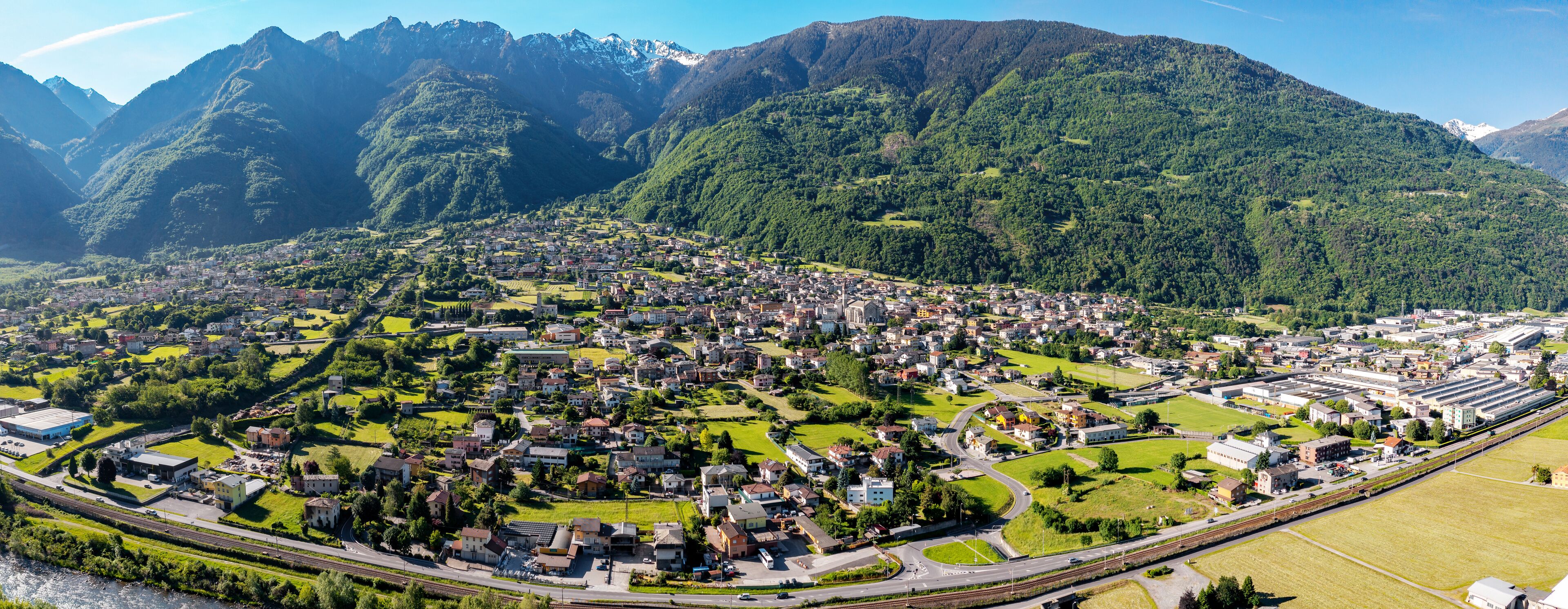 A town nestled in a valley with mountains in the background.