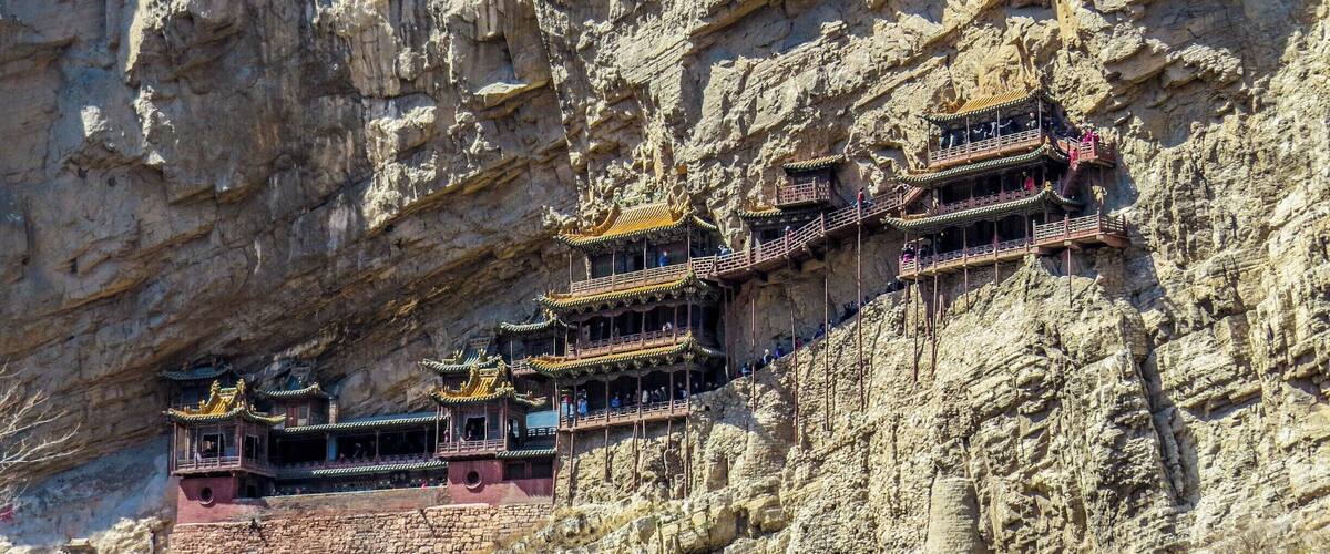 Een reeks traditionele Chinese tempels, gebouwd in een klif.