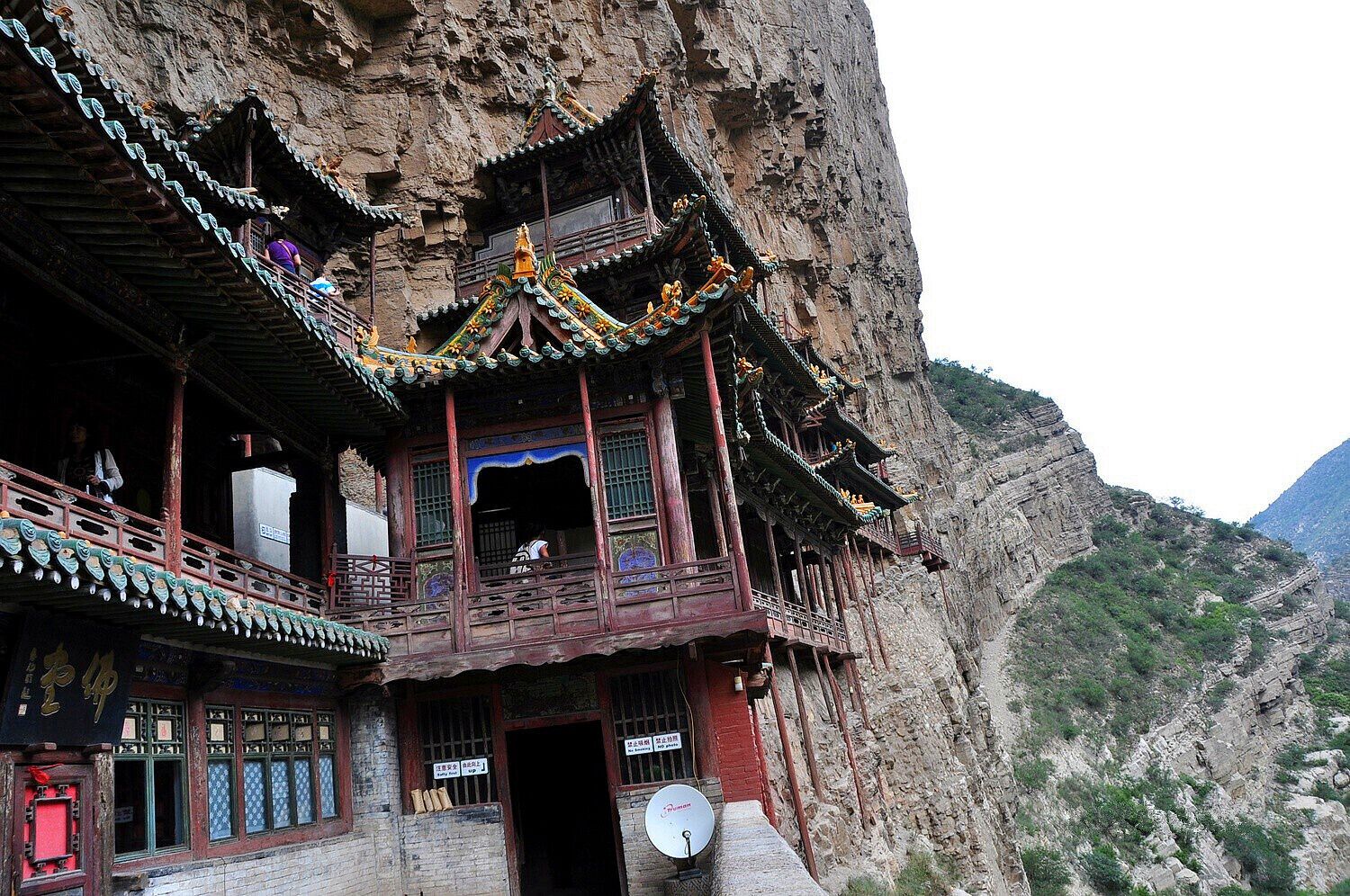 #HangingTemple (Xuankong Temple) at the Mt Hengshan, as hangs on the west cliff of Jinxia Gorge more than 50 meters above the ground, it is called Hanging Temple.  山西恒山 #悬空寺  

https://twitter.com/Beautifulgx