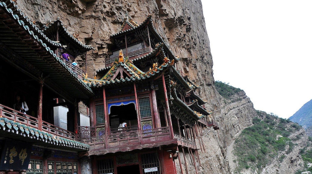 #HangingTemple (Xuankong Temple) at the Mt Hengshan, as hangs on the west cliff of Jinxia Gorge more than 50 meters above the ground, it is called Hanging Temple. 山西恒山 #悬空寺
https://twitter.com/Beautifulgx