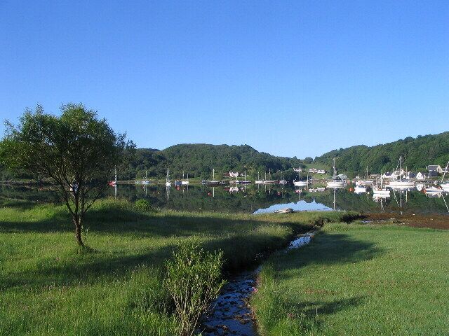 Still morning, Loch a'Bhealaich Many types of pleasure craft moored in the quiet bay at Tayvallich. Not a lot of activity at 7:38am.