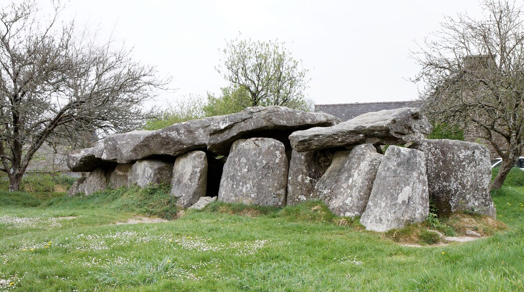 This building is classé au titre des Monuments Historiques. It is indexed in the Base Mérimée, a database of architectural heritage maintained by the French Ministry of Culture, under the reference PA00089887 .