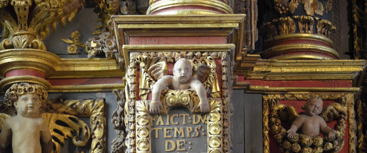 A golden ornate frame with a cherub and the inscription "FAICT-DA TEMPS: DE MISSIRE".