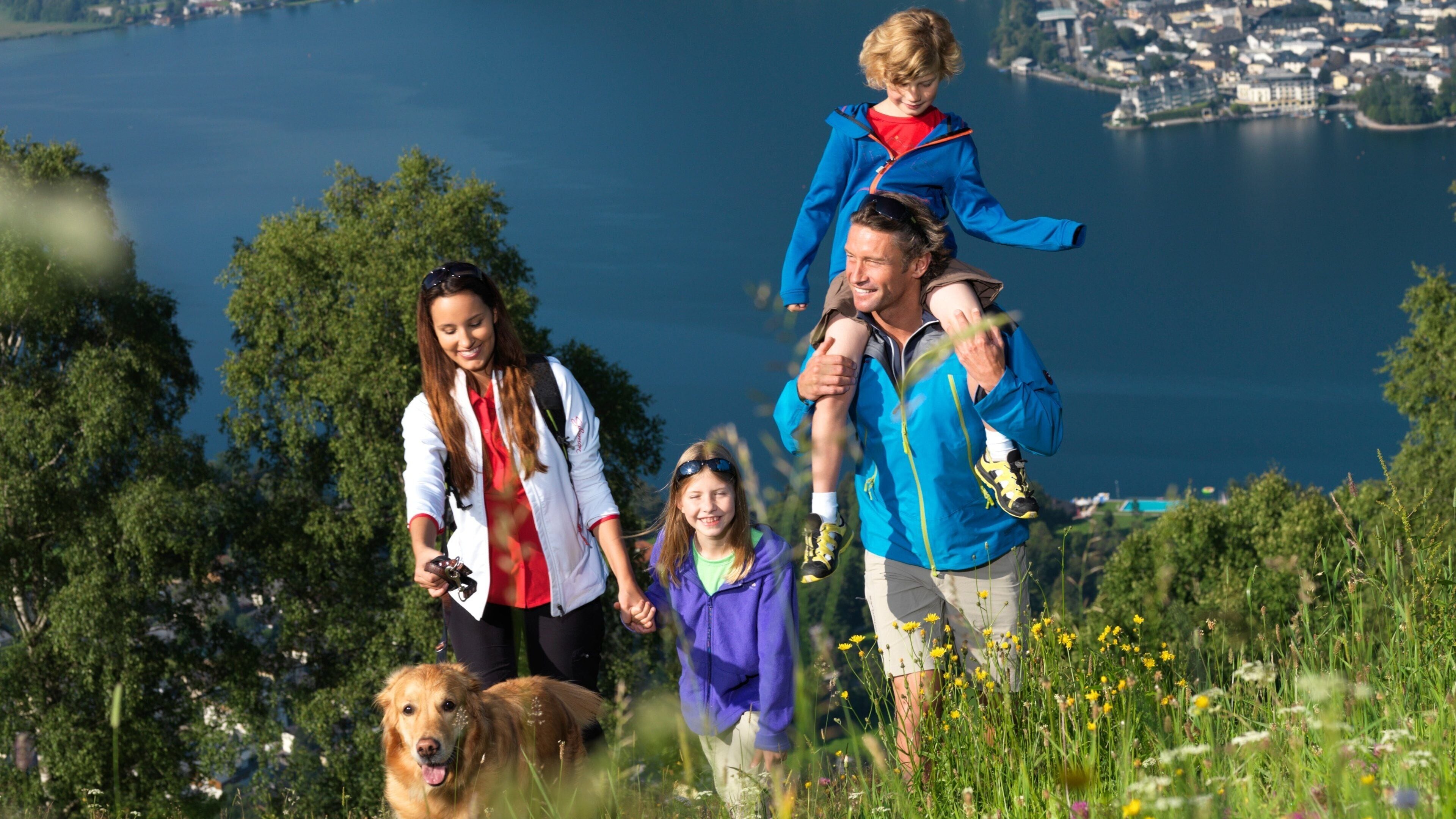 Zell am See mit einem See oder Wasserstelle und Wandern oder Spazieren sowie Familie