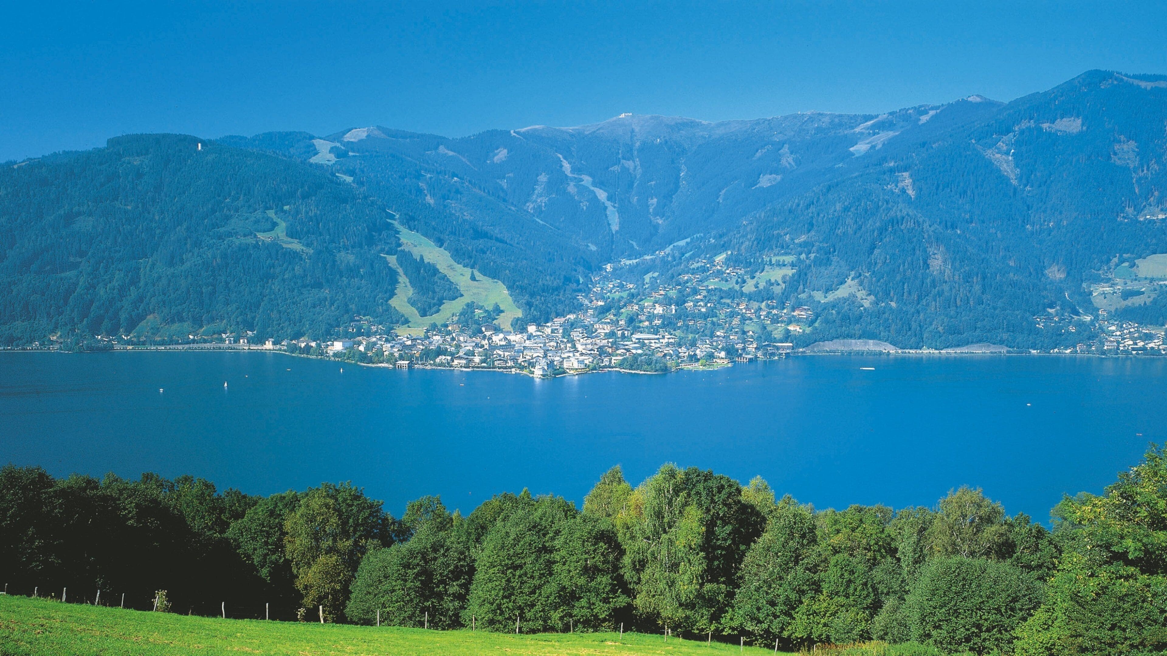 Zell am See ofreciendo montañas, una pequeña ciudad o pueblo y un lago o abrevadero