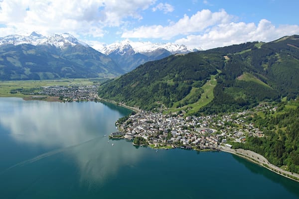 Zell am See mit einem Berge, See oder Wasserstelle und Landschaften