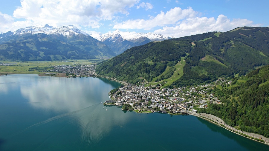 Zell am See showing mountains, a coastal town and a lake or waterhole