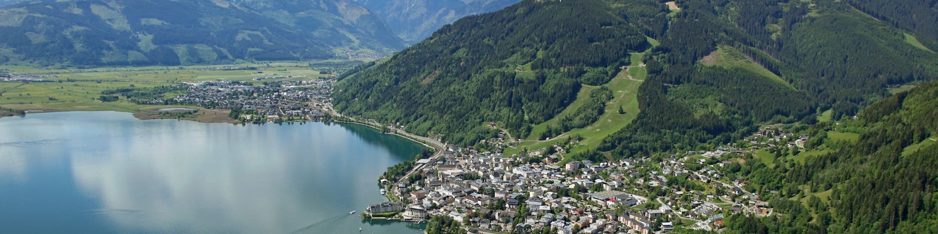 Zell am See que incluye una localidad costera, un lago o laguna y montañas