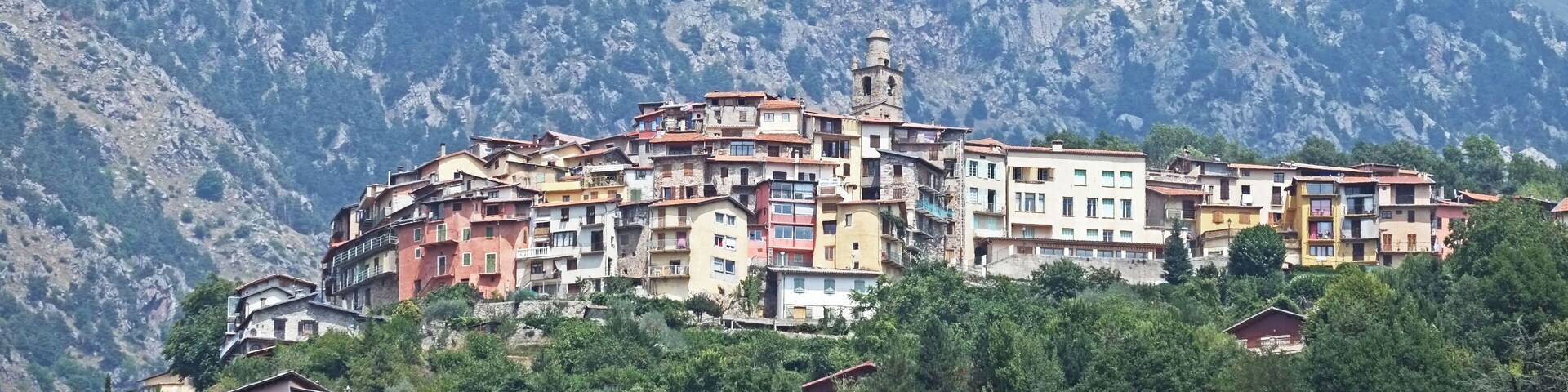 Vue du village de Belvédère depuis le quartier Saint-Julien.
