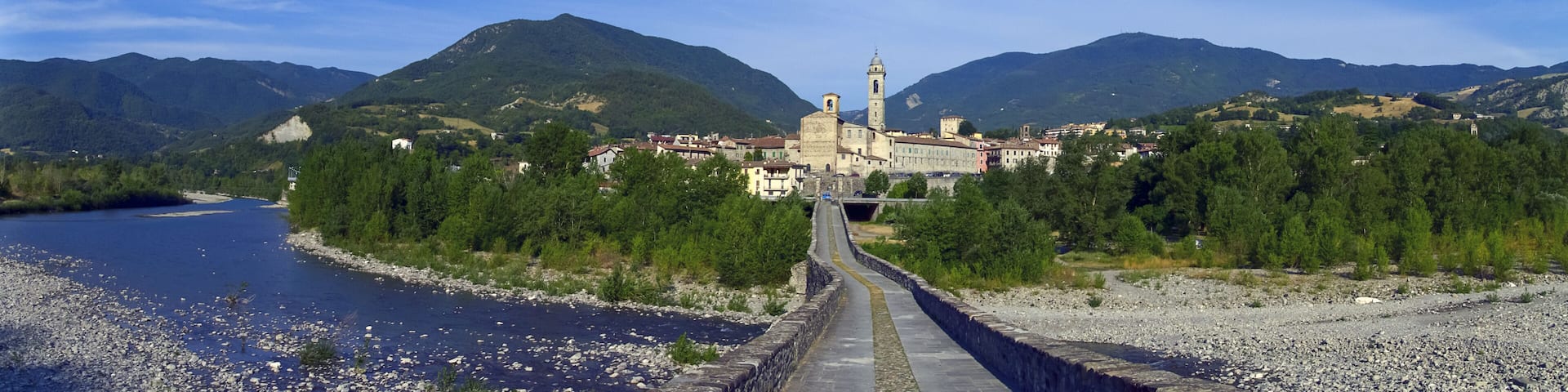 Bobbio Val Trebbia e Ponte Vecchio Emilia Romagna Italia Europa Bobbio Val Trebbia with Old Bridge Emilia Romagna Italy Europe