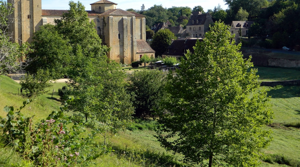 This building is indexed in the Base Mérimée, a database of architectural heritage maintained by the French Ministry of Culture, under the reference PA00082719 .