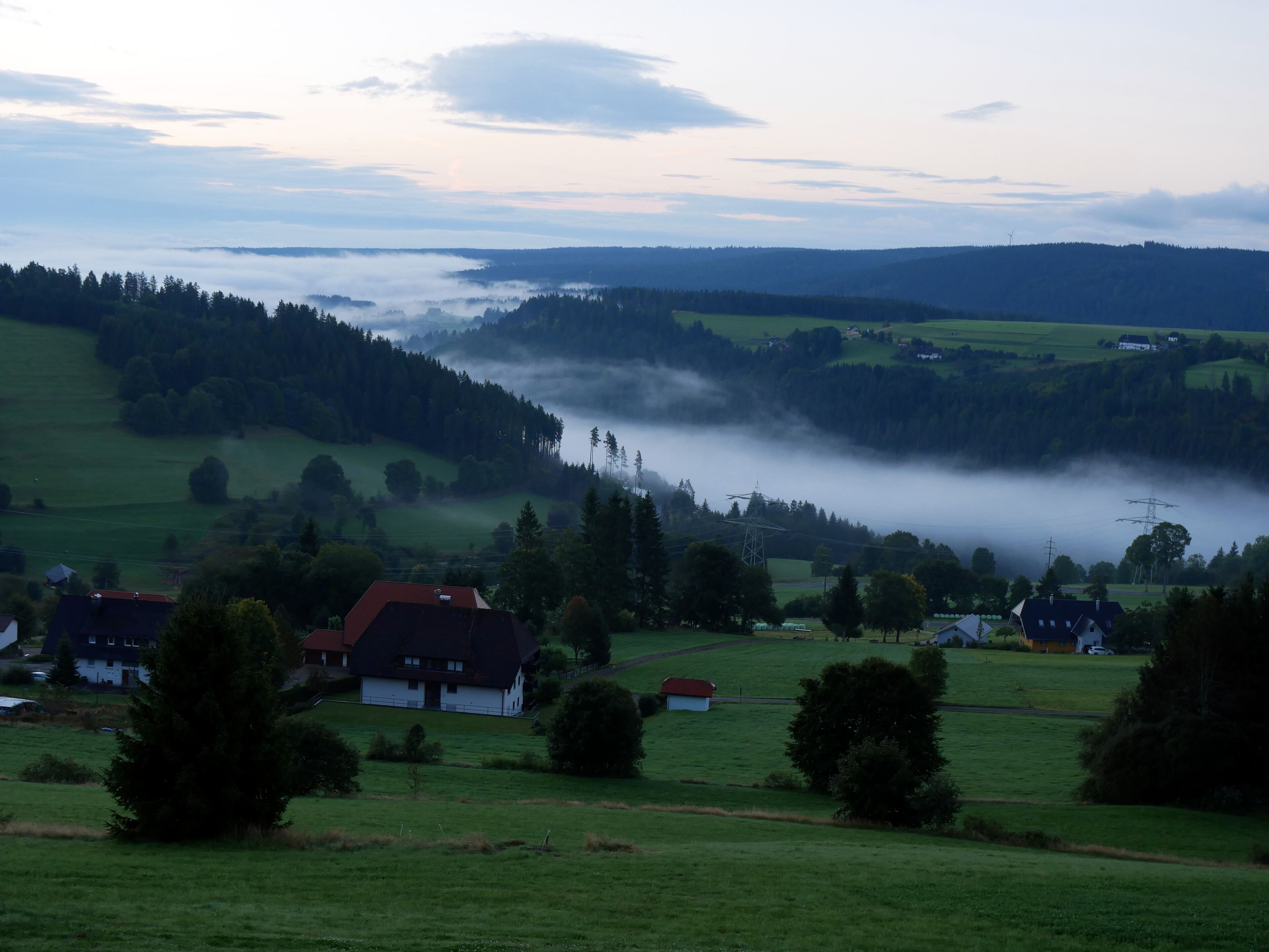 Wolken im Tal in bäuerlicher Gegend im Schwarzwald (Saig, Titisee, Deutschland)