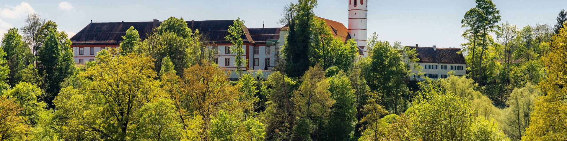 Kloster in Beuerberg mit Blumenwiese
