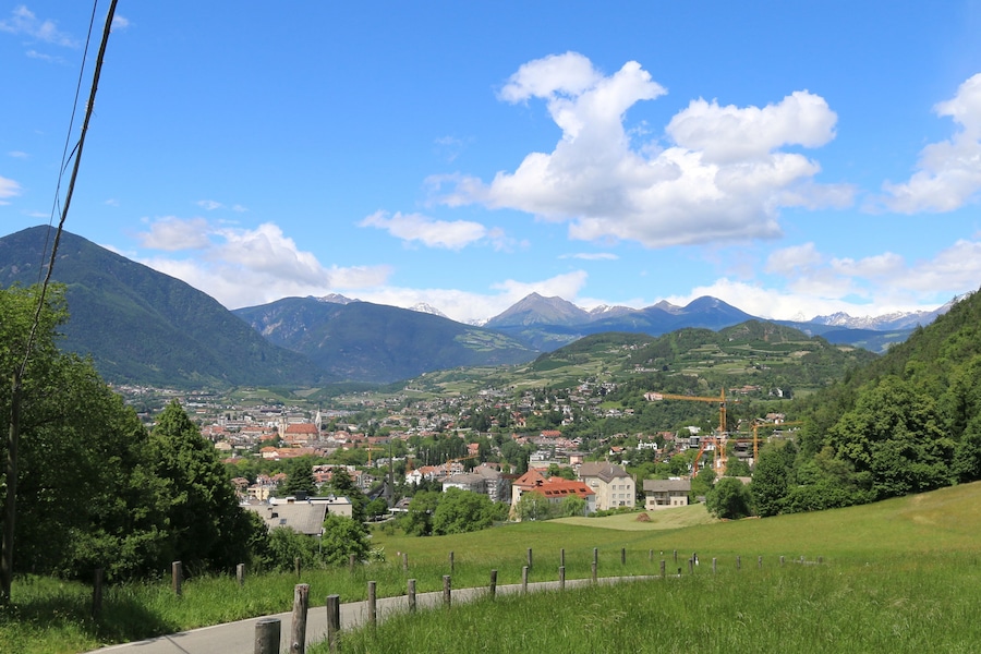 A town nestled in a valley with mountains in the background.