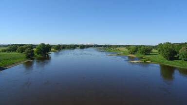 Blick auf die Elbe und ihren grünen Ufern von der Trogbrücke aus aufgenommen im Biosphärenreservat Mittelelbe.