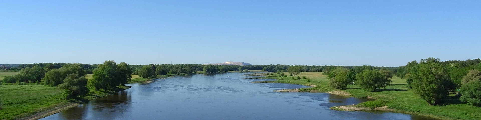 Blick auf die Elbe und ihren grünen Ufern von der Trogbrücke aus aufgenommen im Biosphärenreservat Mittelelbe.