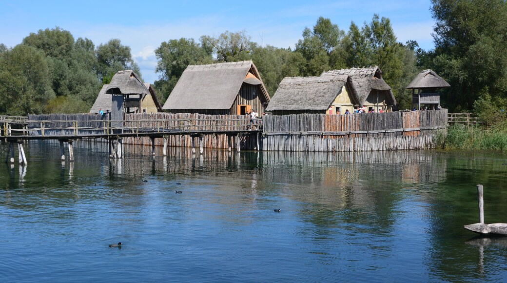 Uhldingen-Mühlhofen: Pfahlbaumuseum Unteruhldingen, Das Freilichtmuseum umfasst mehrere Rekonstruktions-Abschnitte und wurde seit der Museumseröffnung 1922 mehrfach umgebaut und erweitert, zuletzt 2014.