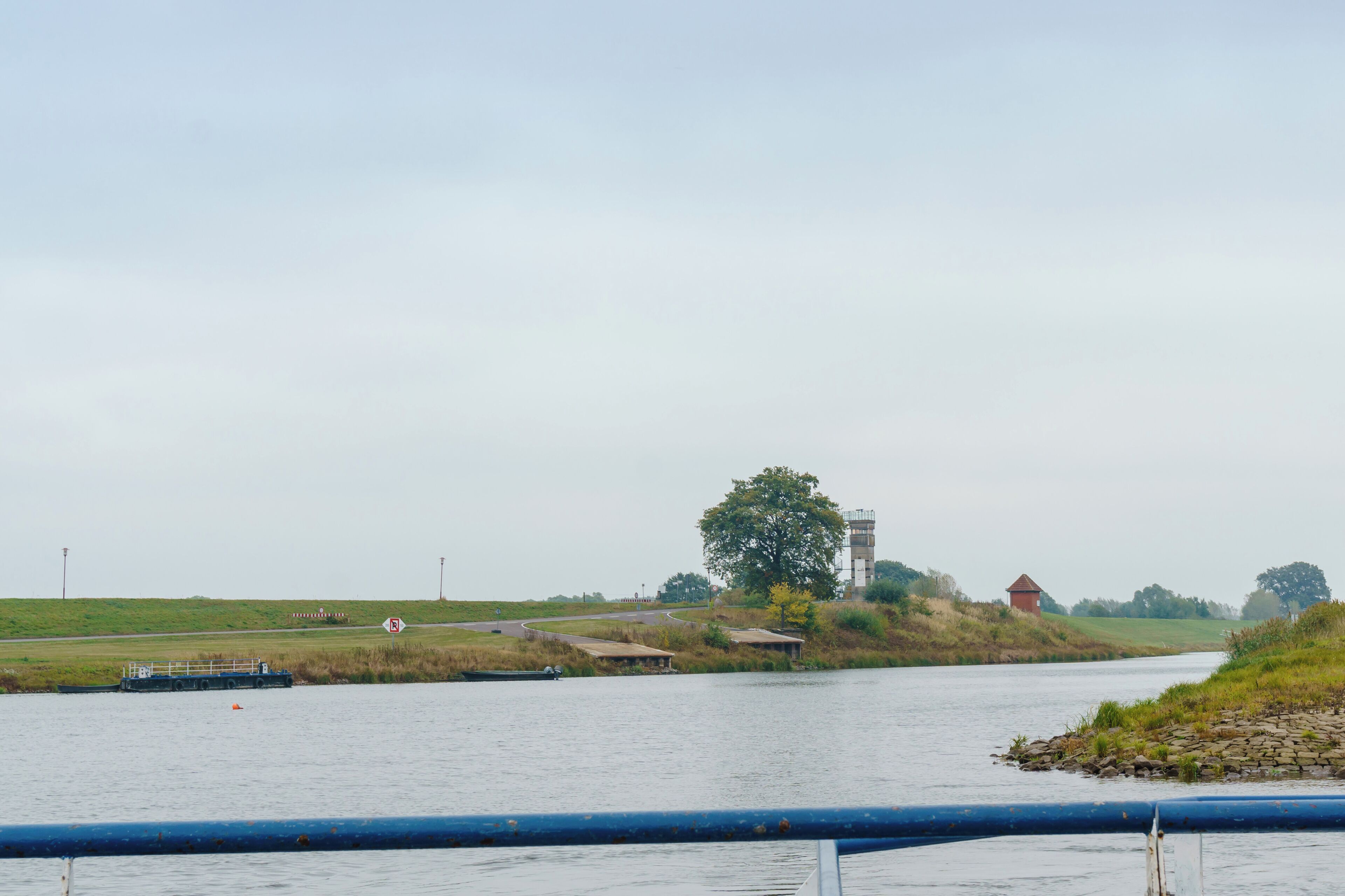 Blick von der Elbfähre in Richtung Grenzturm an der ehemaligen innerdeutschen Grenze bei Lenzen (Elbe)