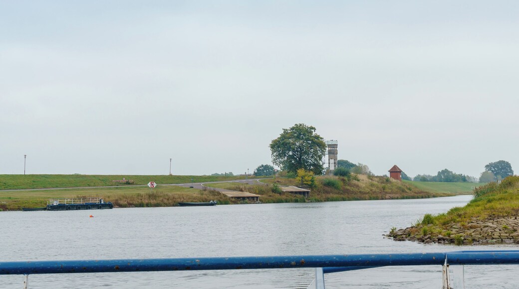 Blick von der Elbfähre in Richtung Grenzturm an der ehemaligen innerdeutschen Grenze bei Lenzen (Elbe)