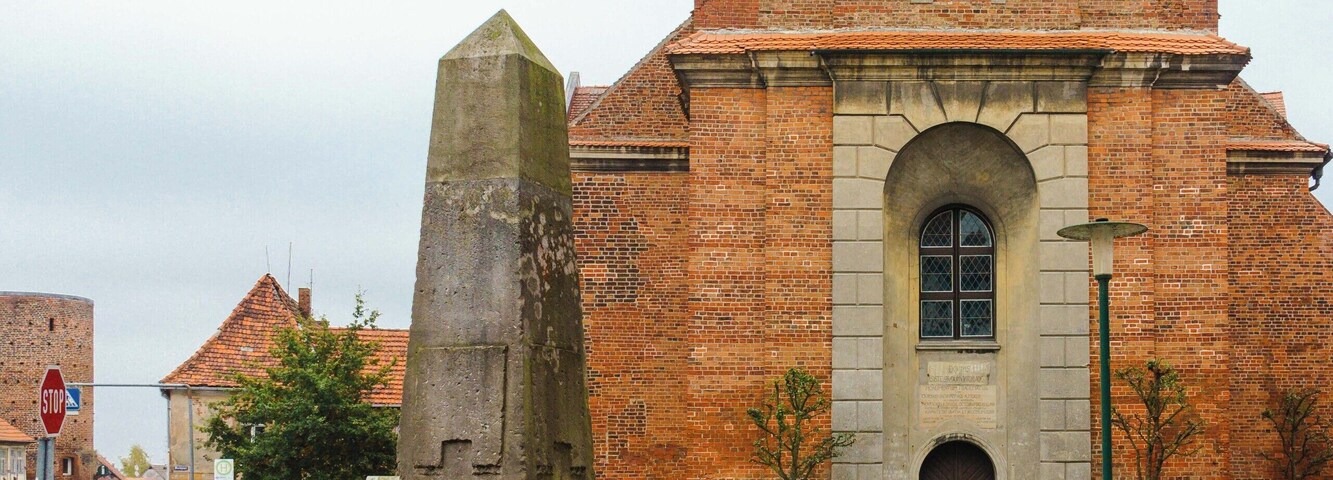 Preußischer Ganzmeilenstein (340) an der B 195, Seetorstraße, Einmündung Kellerstraße in Lenzen (Elbe).