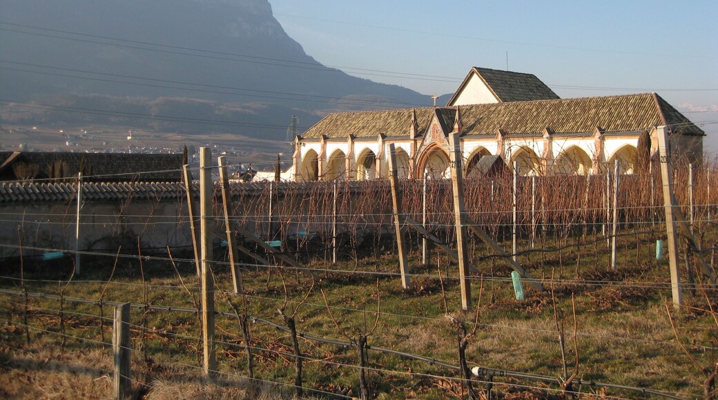 Friedhof in Girlan (Eppan, Südtirol) mit der Friedhofskapelle, im Hintergrund der Gantkofel